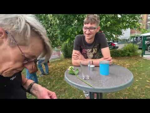 Verteilung von Armbändern und Schmetterlingen | Gedenktag für verstorbene Drogengebrauchende | 2025