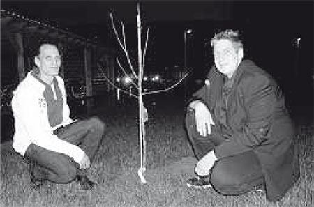 Einen Kirschbaum zum Gedenken an den verstorbenen Gründer Bernd Lemke pflanzten Marco Jesse und Simon Kleimeyer von Vision e.V. zur Einweihung.   Foto: v. Czarnowski