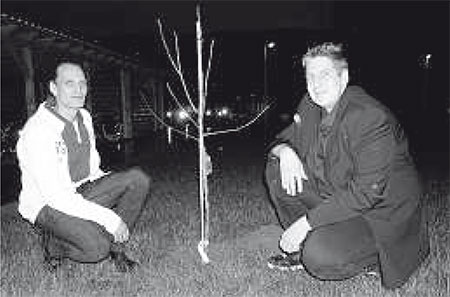 2008_12_10_wochenspiegel_fo Einen Kirschbaum zum Gedenken an den verstorbenen Gründer Bernd Lemke pflanzten Marco Jesse und Simon Kleimeyer von Vision e.V. zur Einweihung. Foto: v. Czarnowski